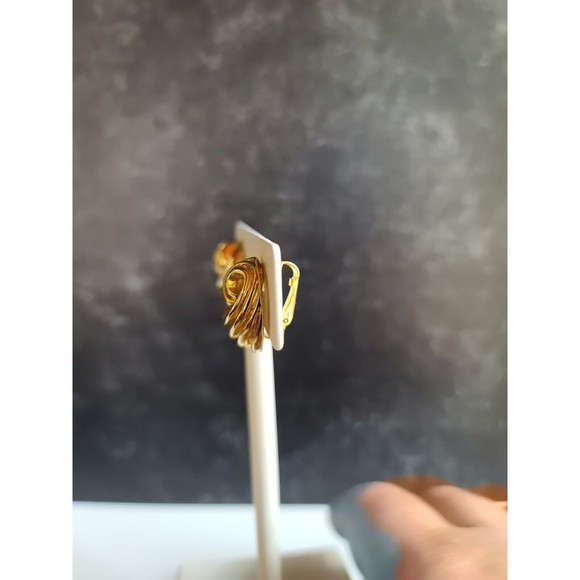 Vintage Gold Tone Swirl Clip-on Earrings - Picture 5 of 10